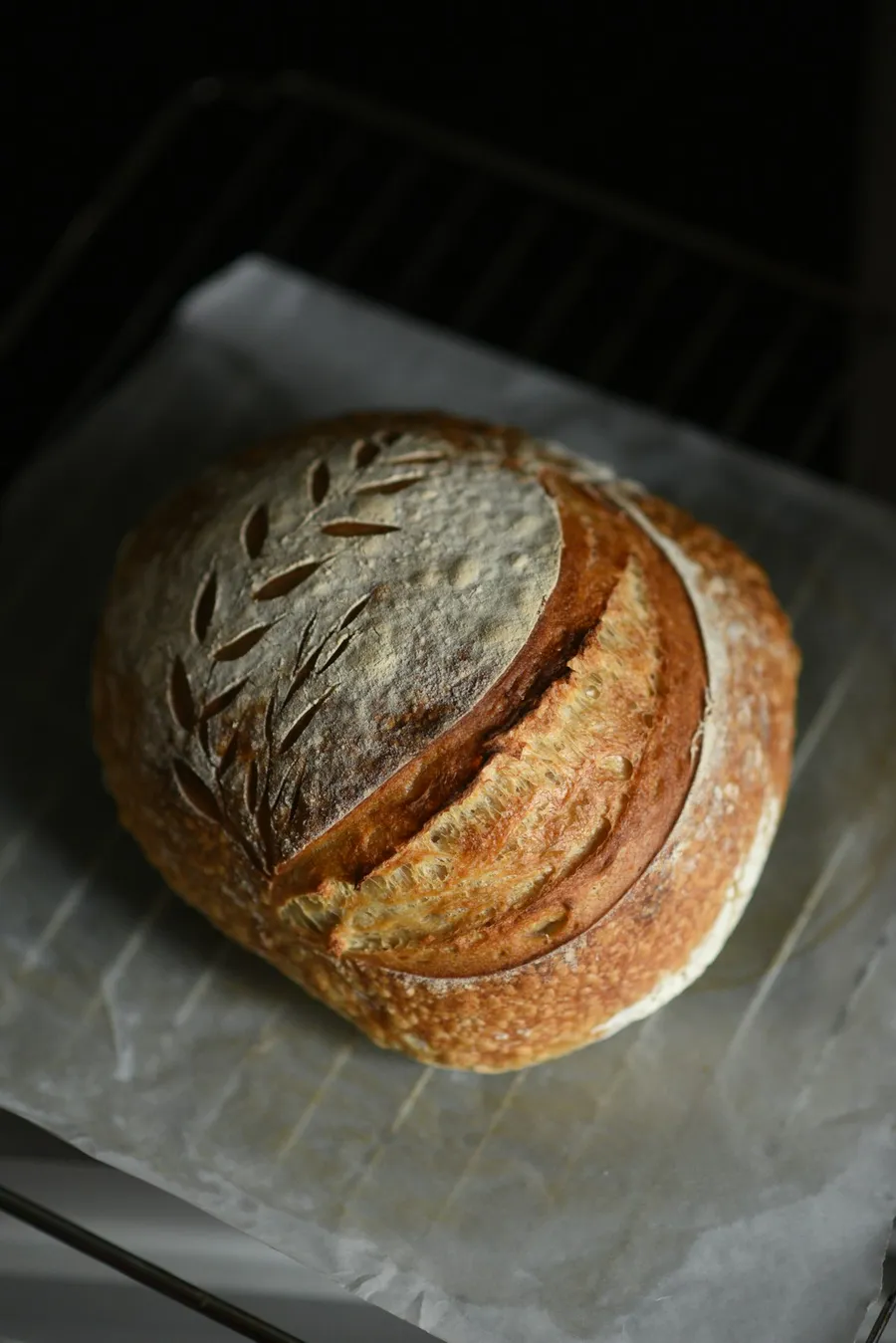 Frisch gebackenes Sauerteigbrot von Bäcker Chris, direkt aus dem Ofen