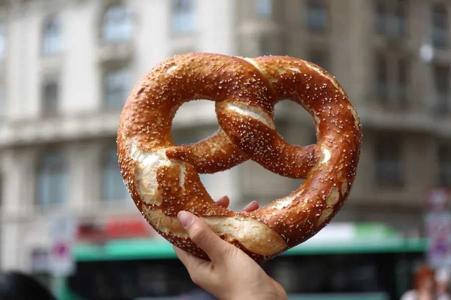 Frische Laugenbrezel (Symbolfoto)